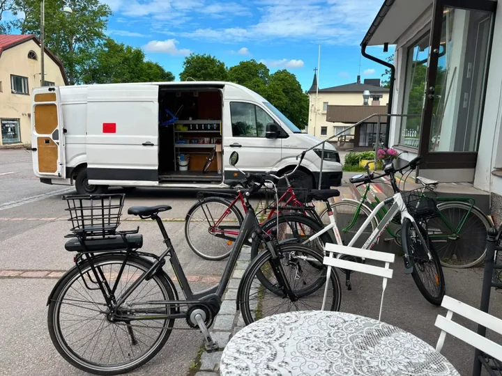Huoltoauto ja asiakkaiden pyöriä huoltopaikalla